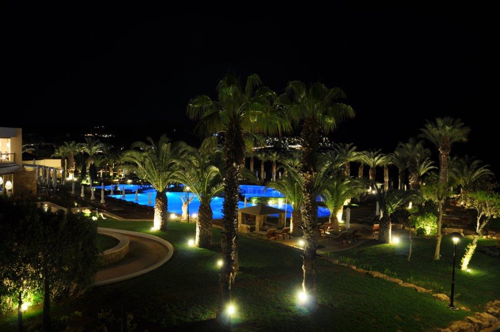 tl_files/uploads/blog/Sani Beach Hotel, grosser pool by night.jpg